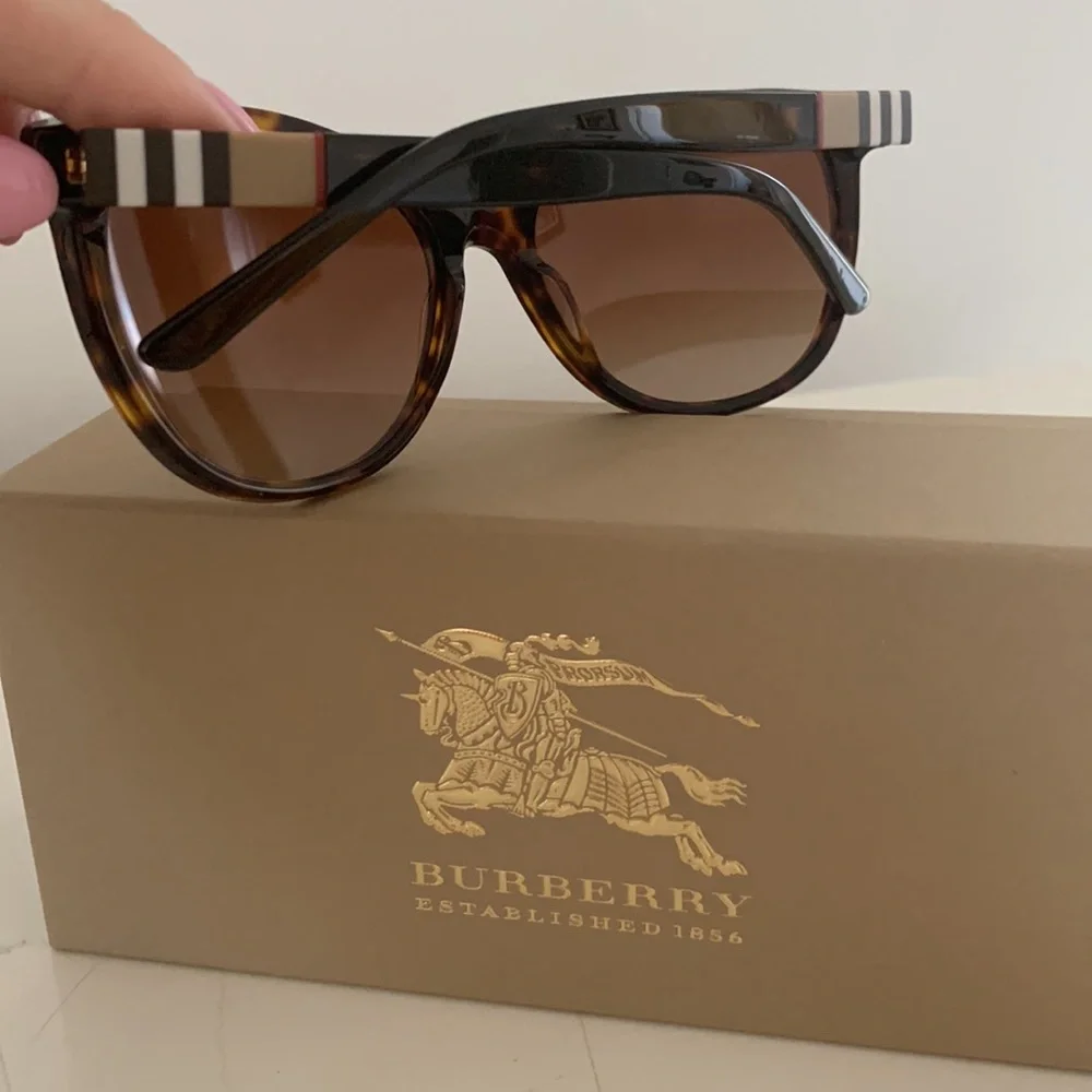 Burberry sunglasses - Picture 2 of 8